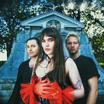 Calva Louise supporting Bloodywood