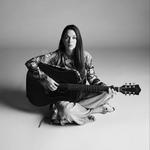 Melissa Horn ensam med gitarr