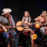 Folk an der Gruppe - RW & The Orange Blossoms