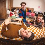 Trampúr játszik Elefánt előtt