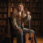 Martine Haugen med band til Arnemoen Gard