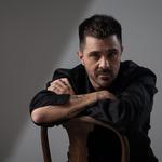 Efrain Colombo presenta "Y la vida va" - 40 en canciones