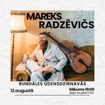 Mareks Radzēvičs Rundāles ūdensdzirnavu pagalmā